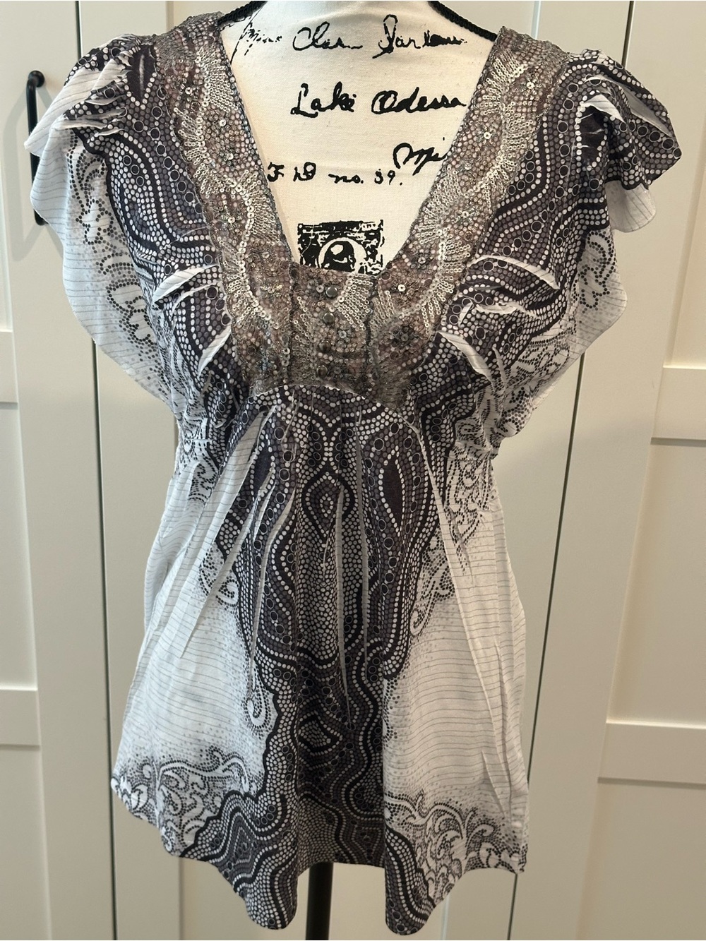 Women's Black and White V-Neck Embellished Paisley Top size medium